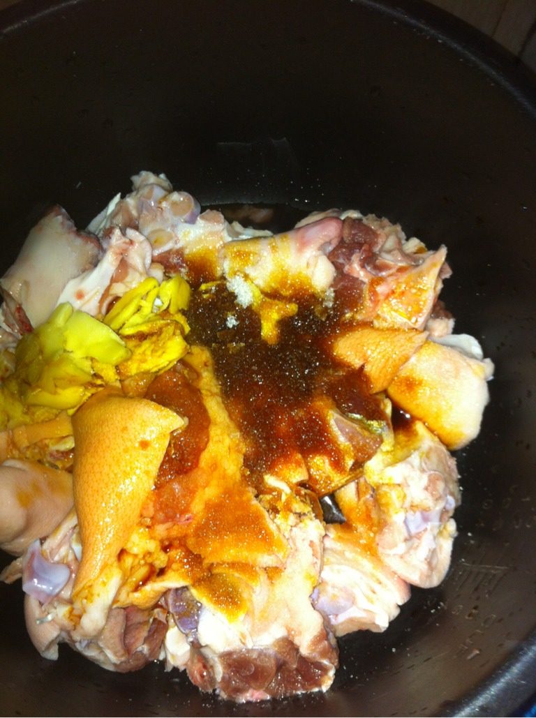 电饭煲焖猪手,<a style='color:red;display:inline-block;' href='/shicai/ 445'>猪手</a>洗好除<a style='color:red;display:inline-block;' href='/shicai/ 23'>土豆</a>外所有材料一起放电饭煲里