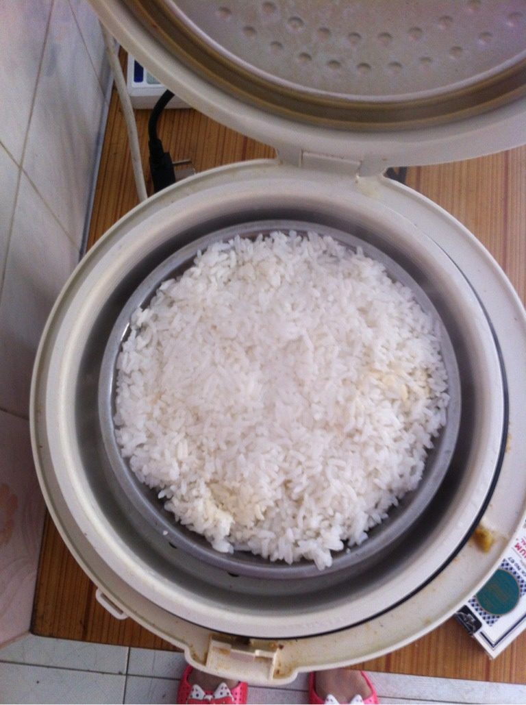 电饭煲焖猪手,米洗好对好水用深碟盛好，土豆放入去后米在内格蒸，半小时后就可开饭了。