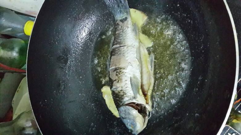 鲫鱼汤,锅内下油，油热下一点点盐和三片姜片搅拌均匀，把鱼煎至两面有点金黄！起锅备用