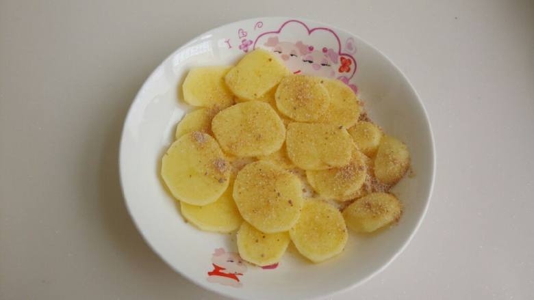 粉蒸排骨,<a style='color:red;display:inline-block;' href='/shicai/ 23'>土豆</a>去皮洗净切厚片，摆盘里，洒少许粉蒸肉调料