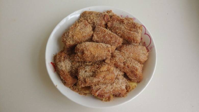 粉蒸排骨,把上好料的肋排摆在土豆片上，放入蒸锅，开锅后小火蒸一个小时即可