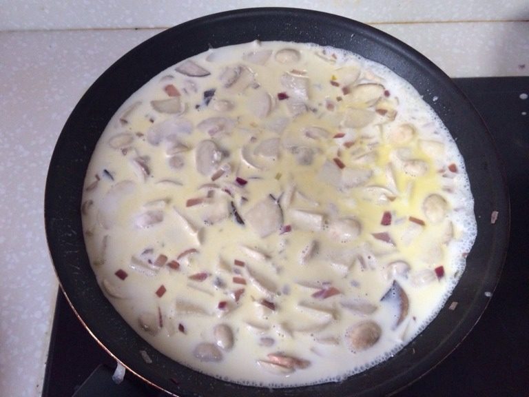 奶油蘑菇意面,食材全部飘香时，加入淡奶油