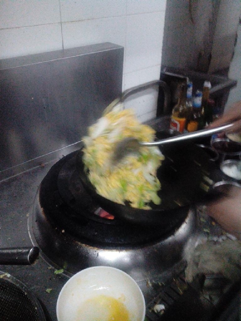 大葱抄鸡蛋,放入鸡蛋抄匀