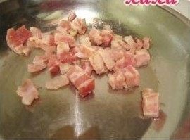 西式蛋饼,不用放油,小火炒香培根,直到把培根里面的油都炒出来为止, 炒好的培根倒在吸油纸上洗去油脂。