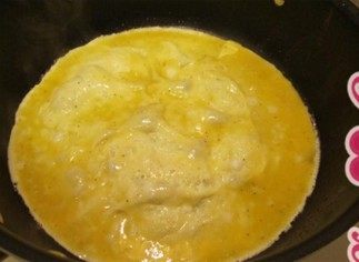 西式蛋饼,倒入一半的蛋液,摊平。
