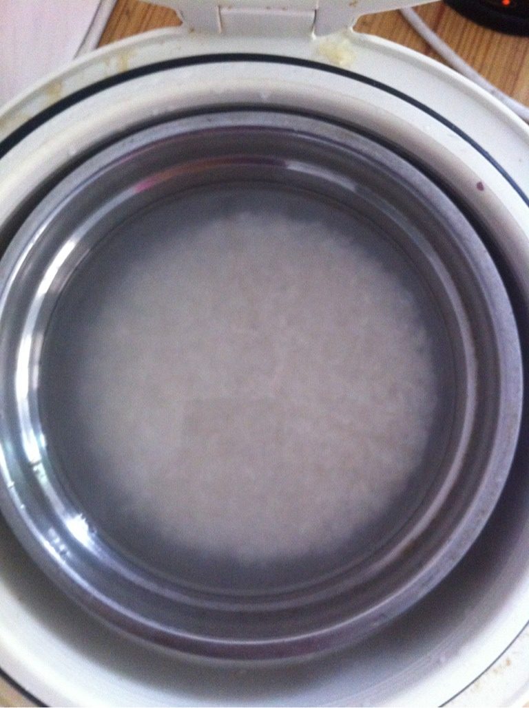 卤猪耳朵鼻子,我个人会在电饭锅内格蒸饭