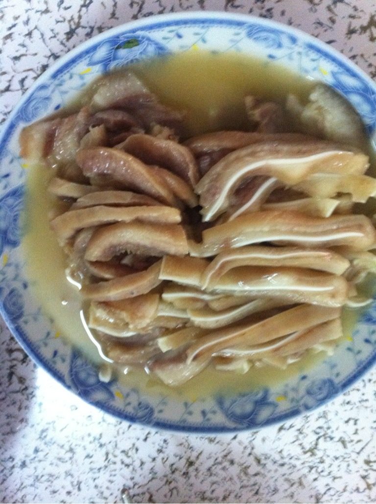 卤猪耳朵鼻子,切好摆自己喜欢的造型后,淋上卤汁就0K了