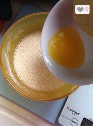 芒果班戟,15g黄油隔水加热至融化,倒入面糊中。