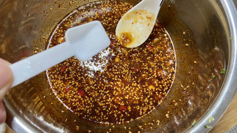 凉拌蒜蓉西兰花,搅拌均匀尝下咸淡,根据自己口味补充少许食盐