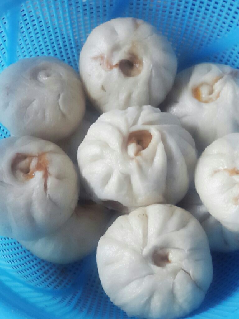 雪里蕻肉包子,蒸锅里加适量冷水,放上蒸笼就可以开火蒸包子了,我一般蒸25分钟左右,关火过3分钟左右才拿出来的。