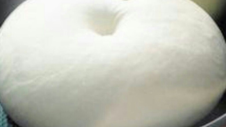 雪里蕻肉包子,普通面粉里面加适量安琪干酵母拌匀,用温水和成软硬适中的面团,(我喜欢软点的,感觉软点比较好)放到容器里盖上保鲜膜让发自然发酵2个小时左右,发酵比原来大一倍成蜂窝状,(切开里面有很多小空最好)备用