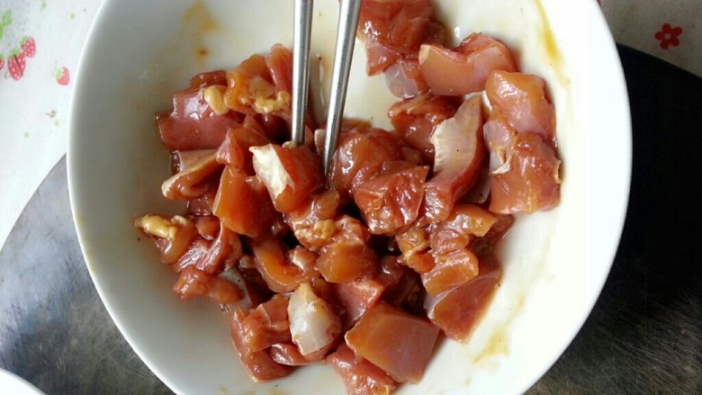 美味鸡米花,先将鸡胸肉切成小块状,用料酒,酱油,耗油,胡椒粉腌好!