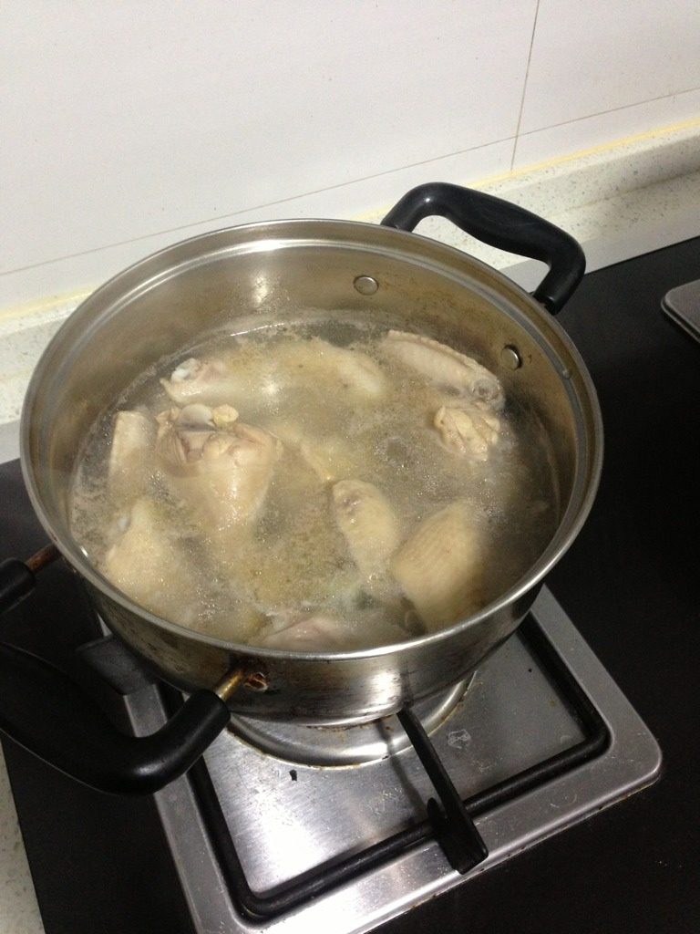 无油版可乐鸡翅,如图：<a style='color:red;display:inline-block;' href='/shicai/ 96'>鸡翅</a>飞水，沥干，划刀口。