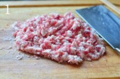 虾肉荠菜灌汤饺,猪五花肉细细斩成泥,(最好2分肥8分瘦或3分肥7分瘦)。
