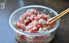 虾肉荠菜灌汤饺,将肉和虾放进大碗,顺同一方向搅拌均匀。