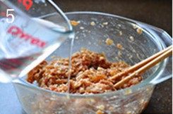 虾肉荠菜灌汤饺,少量多次加入清水,每次加入都顺3、4的同一方向用力搅拌。