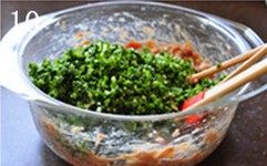 虾肉荠菜灌汤饺,肉馅和蔬菜一起放进大碗,不要搅拌。