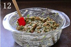 虾肉荠菜灌汤饺,待到包馅之前再搅拌均匀,并加入盐、糖、花椒粉、五香粉和鸡粉调味,搅拌时一定要顺原来入味和打水的同一方向。