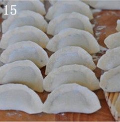 虾肉荠菜灌汤饺,包饺子,包好之后,三点水法将饺子煮熟,即可。