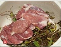 石橄榄炖猪肉,准备好猪肉,将洗净的石橄榄与猪肉放进砂锅。