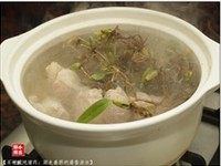 石橄榄炖猪肉,加入足量的清水,大火煮开。