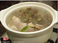 石橄榄炖猪肉,加入足量的清水，大火煮开。