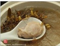 石橄榄炖猪肉,转小火煮1.5个小时,加盐调味,装碗食用。