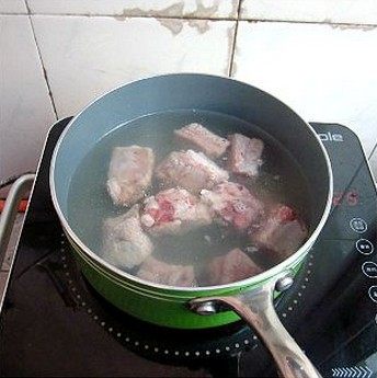 红烧菠萝排骨,排骨切大块,烧一小锅水,水开后放入排骨焯水,焯好后取出洗净备用。