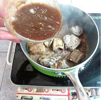 红烧菠萝排骨,将烧肉调料半包,水300克搅拌均匀,倒进煎香的排骨里,加盖,大火烧开后,转小火焖20分钟。