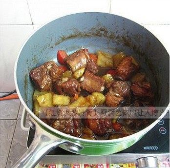 红烧菠萝排骨,加入甜椒翻炒片刻,收汁即可装盘食用。