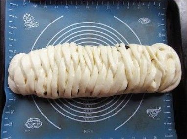 椰香紫糯米面包,将整形好的面包胚放在烤盘里,再放进烤箱里,烤箱底部放一碗温水(约70度),关上烤箱门发酵一——二小时至约原来的2.5倍大小。