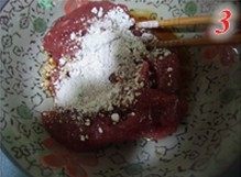 广东炒米粉,牛肉片用酱油,料酒和淀粉拌匀,腌制片刻。