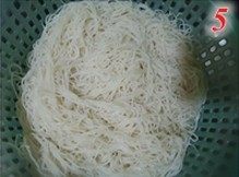 广东炒米粉,米粉用热水浸泡3-5分钟,过冷水,沥干水分待用。