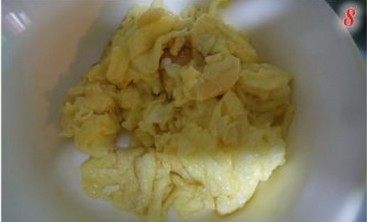 广东炒米粉,把鸡蛋打散,下炒锅迅速炒散,盛起待用。