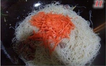 广东炒米粉,炒锅爆香姜茸和蒜蓉,下牛肉片,翻炒一下后倒入沥干水分的米粉,胡萝卜丝和豆芽,翻炒片刻。