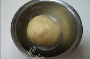 菠萝派,派皮的材料混合揉成面团,裹保鲜膜放入冰箱冷藏1小时。