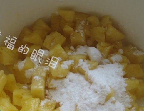 菠萝派,下面是焦糖菠萝的做法:将菠萝洗干净切成丁,放入小锅中,放入适量冰糖。