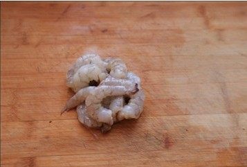 奶酪虾球,鲜虾洗净,剥去外壳及虾头虾须,剔除虾线 ,将处理好的鲜虾剁成虾泥。