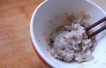 奶酪虾球,将虾泥放入碗中,用筷子顺一个方向搅拌均匀(为了使虾肉更好的粘合在一起)。