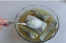 啤酒蒸带鱼,加入啤酒,和糖浸泡10-15分钟。
