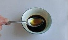 啤酒蒸带鱼,将蒸鱼豉油、蚝油、生抽调入碗中,葱丝、红椒丝泡入水中。