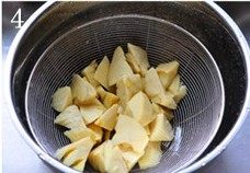 豆酱油焖笋,捞出后立即浸入冷水中过凉,沥干水分备用。