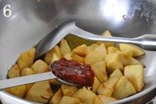 豆酱油焖笋,起炒锅,热锅入凉油,中火煸炒笋块儿至笋块儿表面起焦(大约4、5分钟),烹入少许黄酒,煸炒均匀,加入1大勺黄豆酱。