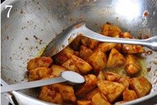 豆酱油焖笋,保持中小火,继续煸炒至笋块儿上色均匀;加入白糖,翻炒均匀。