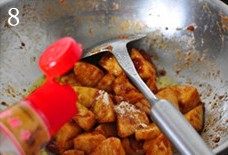 豆酱油焖笋,加入鸡精、点入香油,翻炒均匀,关火,即可。