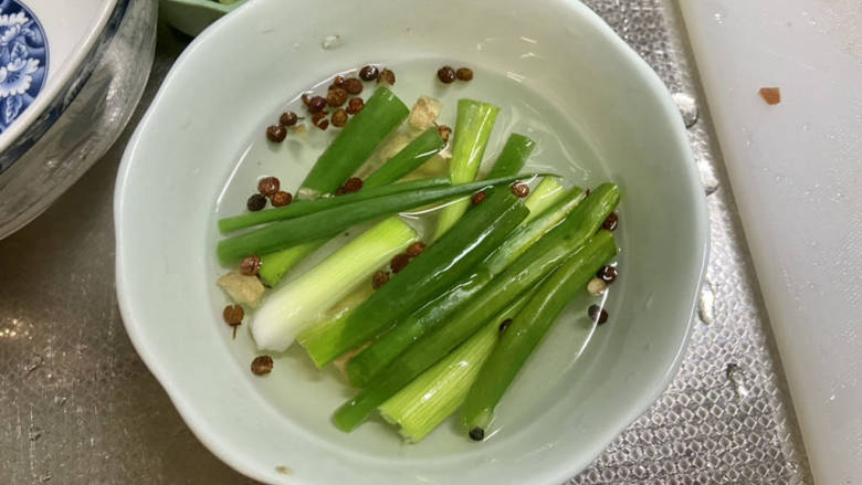 牛肉丸子汤➕生菜平菇牛肉丸子汤,取小碗加入一半的葱段加拍碎的姜和花椒,加入开水没过葱姜,用勺子按压让葱姜味道释放到水中,静置放凉备用