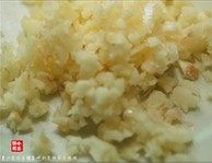 沙茶炒石螺,辣椒切碎,蒜头去皮,剁碎。