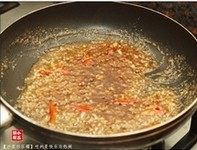 沙茶炒石螺,下油热锅,下辣椒,蒜头,中火煸炒出香味。下沙茶酱,中小火炒散。