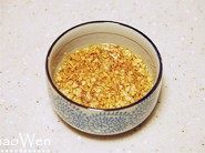蒜香烤生蚝,锅烧热加油转小火,放入蒜末小火煸香后取出,加入生抽晾凉待用。