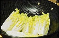 鲜虾皮蛋烧娃娃菜,转大火,将娃娃菜放入锅中,大约30秒左右,加入高汤或水,量为娃娃菜的1/3高。